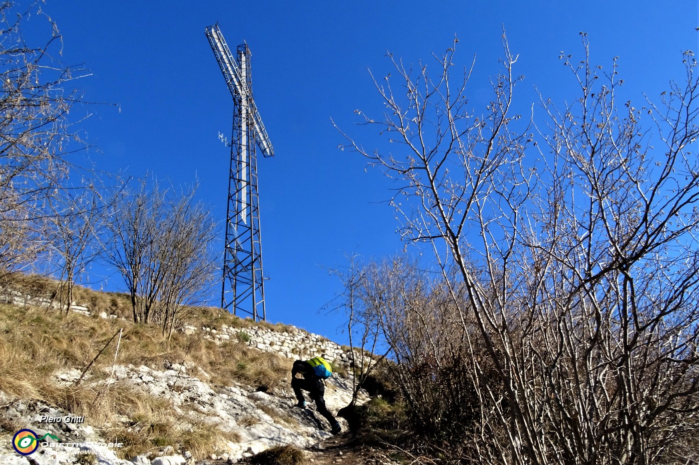 60 Ormai alla croce di vetta del Canto Alto (1146 m).JPG -                                